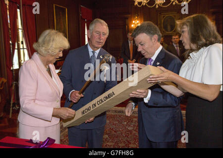 Le prince de Galles et la duchesse de Cornouailles lors de l'échange de cadeaux avec le président Santos et sa femme Marcia au Palacio de Narino à Bogota. Banque D'Images