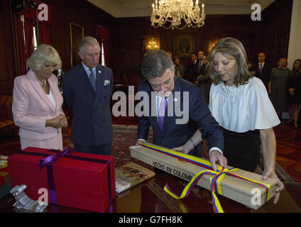 Le prince de Galles et la duchesse de Cornouailles lors de l'échange de cadeaux avec le président Santos et sa femme Marcia au Palacio de Narino à Bogota. Banque D'Images