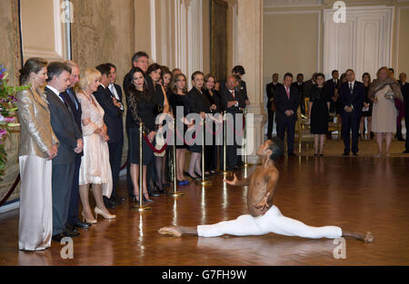 Le prince de Galles, la duchesse de Cornouailles et le président colombien Juan Manuel Santos et sa femme Maria regardent la danseuse colombienne Fernando Montano lors d'un dîner d'État à Bogota, en Colombie. Banque D'Images