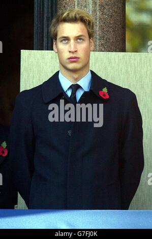 Le Prince William observe le Service national du souvenir annuel au Cenotaph à Whitehall, Londres, à partir du premier étage du Foreign Office.C'était la première fois que William assistait au service en hommage aux morts de guerre de la Grande-Bretagne, y compris les 21 militaires qui ont perdu la vie en Irak cette année.D'autres hauts Royals, des dirigeants politiques, dirigés par le Premier ministre Tony Blair, et quelque 9,000 anciens combattants des conflits du XXe siècle ont également assisté à cette commémoration. Banque D'Images