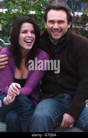 Neve Campbell et Christian Slater lors d'une séance photo pour promouvoir leur nouveau film « Churchill, The Hollywood Years » au Dorchester Hotel dans le centre de Londres. Slater joue le rôle de Winston Churchill, et Neve prend le rôle de la jeune princesse Elizabeth dans le film, qui ouvre à travers le Royaume-Uni le 3 décembre. Banque D'Images