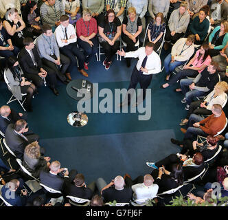 Le Premier ministre David Cameron organise un événement PM Direct avec le personnel du centre d'appels O2 à Preston Brook, Runcorn, Cheshire. Banque D'Images