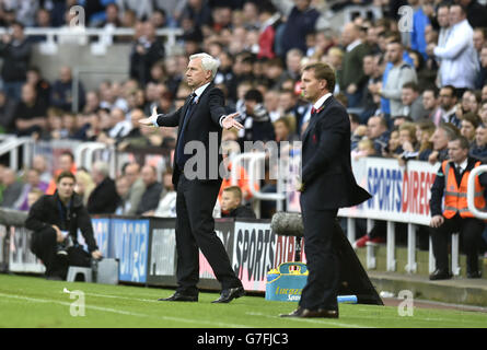 Alan Pardew, directeur de Newcastle United (à gauche) gestes en tant que directeur de Liverpool Brendan Rodgers (à droite) se tient sur la ligne de contact lors du match de la Barclays Premier League à St. James' Park, Newcastle.APPUYEZ SUR ASSOCIATION photo.Date de la photo: Samedi 1er novembre 2014.Voir PA Story FOOTBALL Newcastle.Le crédit photo devrait indiquer Owen Humphreys/PA Wire. Banque D'Images