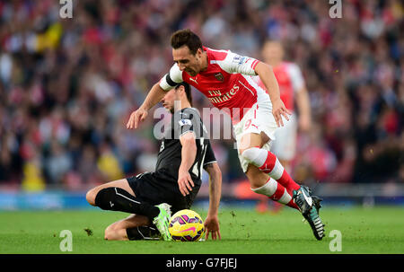 George Boyd de Burnley (à gauche) et Santi Cazorla d'Arsenal (à droite) se battent pour le ballon le match de la Barclays Premier League au stade Emirates, Londres. Banque D'Images