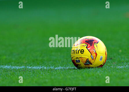 Vue générale du ballon de football Mitre Movember lors du match Sky Bet League One à Meadow Lane, Nottingham. APPUYEZ SUR ASSOCIATION photo. Date de la photo: Samedi 1er novembre 2014. Voir PA Story SOCCER Notts County. Le crédit photo doit indiquer Simon Cooper/PA Wire. . . Banque D'Images