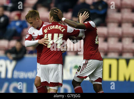 Lasse Vigen Christensen de Fulham (à gauche) célèbre avec ses coéquipiers après avoir terminé le premier but du match de son côté lors du championnat Sky Bet au stade DW de Wigan. Banque D'Images