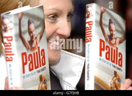 Paula Radcliffe, de Grande-Bretagne, apparaît à la librairie de Waterstone dans Oxford Street à Londres pour signer des copies de son nouveau livre, « Paula, My Story Sfar ». Banque D'Images