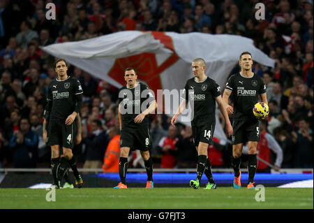 Michael Duff de Burnley (à gauche), Dean Marney (deuxième à gauche), David Jones (deuxième à droite) et Jason Shackell apparaissent découragés après que Alexis Sanchez d'Arsenal (pas sur la photo) ait inscrit ses côtés au premier but du jeu Banque D'Images