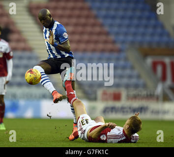 Marc-Antoine Fortune de Wigan Athletic (à gauche) et Dan Burn de Fulham se battent pour le ballon lors du match du championnat Sky Bet au DW Stadium, Wigan. APPUYEZ SUR ASSOCIATION photo. Date de la photo: Samedi 1er novembre 2014. Voir PA Story FOOTBALL Wigan. Le crédit photo devrait être le suivant : Clint Hughes/PA Wire. Banque D'Images