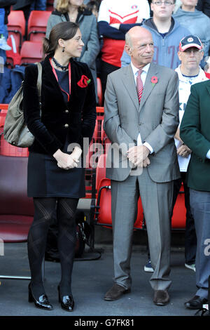 Football - Championnat Sky Bet - Charlton Athletic / Sheffield mercredi - The Valley.Charlton Athletic CEO Katrien Meire avec le président non exécutif Richard Murray avant le match Banque D'Images