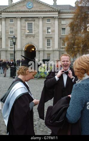 Les diplômés se préparent à recevoir leur certificat le jour de la remise des diplômes au Trinity College de Dublin. Banque D'Images