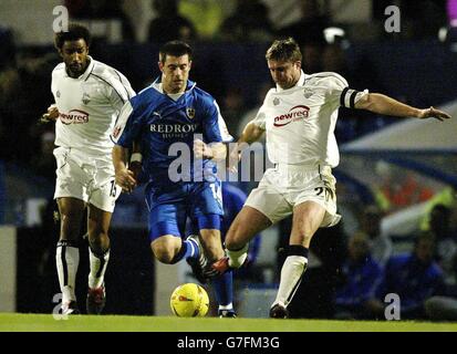 Le défenseur Preston North End Chris Lucketti (à droite) et youl Mawene (à gauche) délègue le ballon de l'attaquant de Cardiff Alan Lee (au centre) lors du match Coca-Cola League One au parc Ninian. PAS D'UTILISATION DU SITE WEB DU CLUB OFFICIEUX Banque D'Images