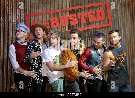 Membres McBusted (gauche-droite) Tom Fletcher, Dougie Poynter, James Bourne, Danny Jones, Matt Willis et Harry Judd lors d'une conférence de presse au Casino de l'Hippodrome, dans le centre de Londres, où ils ont annoncé les dates de leur tournée 2015. Banque D'Images