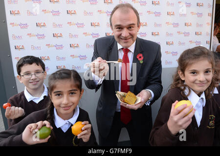 Le secrétaire à l'énergie Ed Davey échantillonne les repas scolaires d'un kiosque installé à l'extérieur du Parlement de Londres aujourd'hui pour marquer la semaine nationale des repas scolaires avec des enfants de la New Malden Manor Primary School. Banque D'Images