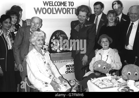 Politique - Lonsdale Maison de retraite - oeuf de Pâques géant - Margaret Thatcher - Londres Banque D'Images