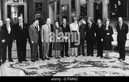 La reine Elizabeth II, le duc d'Édimbourg et le prince et la princesse de Galles avec les dirigeants des 10 nations de la CEE qui ont ouvert une séance au palais de Buckingham avant l'ouverture de la réunion de deux jours du Conseil européen à Lancaster House.A côté de la Reine se trouve le président français Mitterrand (à gauche) et le chancelier allemand de l'Ouest Herr Helmut Schmidt.Le prince et la princesse s'en vont au Dr Garret FitzGerald, premier ministre irlandais.A côté du duc d'Édimbourg se trouve Margaret Thatcher. Banque D'Images