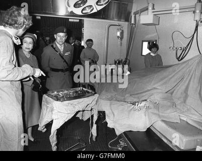 La reine Elizabeth II et le duc d'Édimbourg visitent une salle d'opération lors d'une visite de l'hôpital animalier d'Oslo, où un cheval était en opération. Banque D'Images