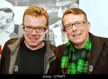 Les Proclaimers Charlie (à gauche) et Craig Reid lors du lancement d'un nouvel enregistrement de tous ensemble maintenant, à Londres, pour recueillir de l'argent pour la Croix-Rouge britannique. Banque D'Images