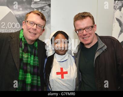 Les Proclaimers Charlie (à gauche) et Craig Reid avec l'infirmière Angelina Martins lors du lancement d'un nouvel enregistrement de tous ensemble maintenant, à Londres, pour recueillir de l'argent pour la Croix-Rouge britannique. Banque D'Images