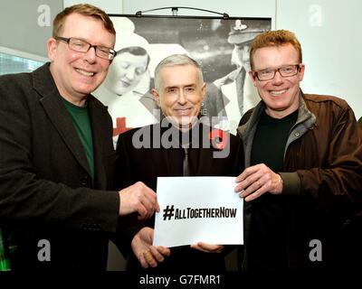 Les Proclawers Charlie (à gauche) et Craig Reid (à droite) avec l'ex Frankie vont au chanteur holly Johnson lors du lancement d'un nouvel enregistrement de All Together Now, à Londres, pour recueillir de l'argent pour la Croix-Rouge britannique. Banque D'Images