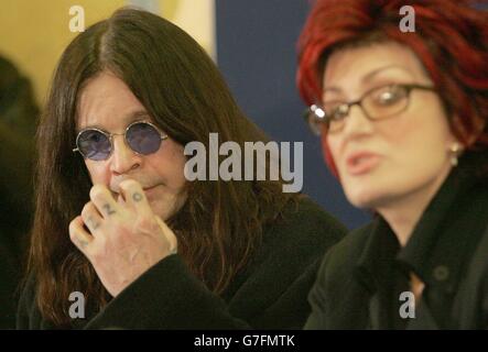 Le rocker d'homme sauvage Ozzy Osbourne a parlé de sa détresse aujourd'hui après que des voleurs ont volé des bijoux précieux de son manoir de pays. L'étoile en métal lourd, qui a fait face à l'un des intrus lors de la pause d'hier, a offert une récompense de 100,000 pour le retour des pierres précieuses volées. Banque D'Images