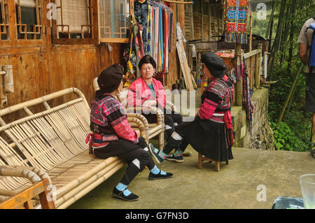 Yao women chatting, village Dazhai, région autonome du Guangxi, Chine Banque D'Images