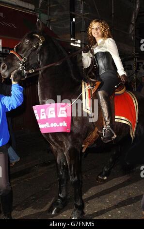 La chanteuse Geri Halliwell arrive à cheval au bar G.A.Y de Soho, dans le centre de Londres, pour promouvoir son dernier single « Ride IT ». Banque D'Images