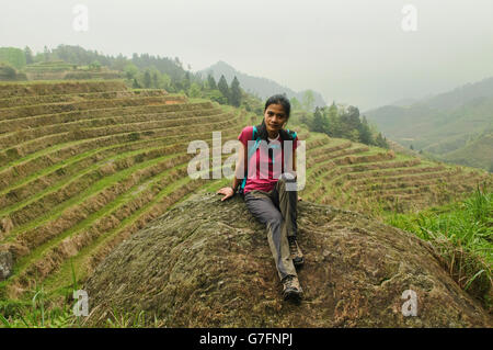 Trekker en faisant une pause par les rizières en terrasse de Jinkeng Longji dans la région autonome du Guangxi, Chine, Banque D'Images