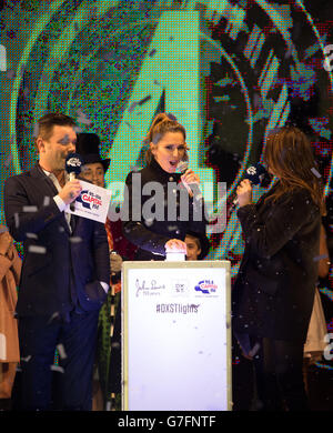 Cheryl Fernandez-Versini, juge de X Factor, avec Lisa Snowdon (à droite) et Dave Berry (à gauche) lors de l'allumage des lumières de Noël d'Oxford Street dans le centre de Londres. Banque D'Images