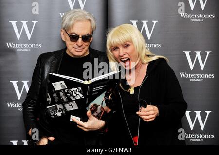 Chris Stein et Debbie Harry à Waterstones, Piccadilly, dans le centre de Londres, avant de donner un discours à la librairie. Banque D'Images