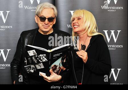 Chris Stein et Debbie Harry à Waterstones, Piccadilly, dans le centre de Londres, avant de donner un discours à la librairie. Banque D'Images