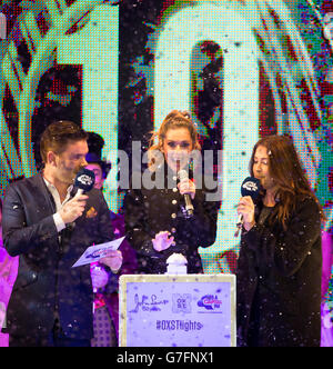 Cheryl Fernandez-Versini, juge de X Factor, avec Lisa Snowdon (à droite) et Dave Berry (à gauche) lors de l'allumage des lumières de Noël d'Oxford Street dans le centre de Londres. Banque D'Images