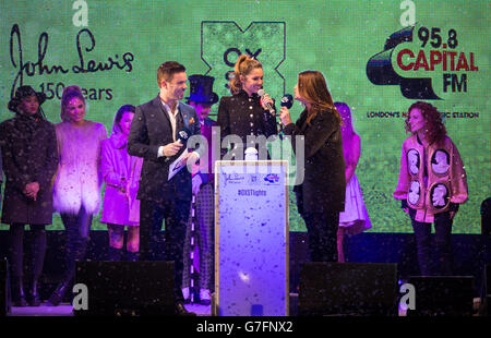 Cheryl Fernandez-Versini, juge de X Factor, avec Lisa Snowdon (à droite) et Dave Berry (à gauche) lors de l'allumage des lumières de Noël d'Oxford Street dans le centre de Londres. Banque D'Images