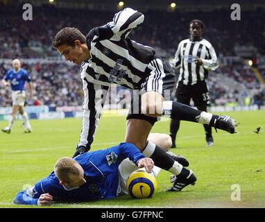 Laurent Robert (au centre) de Newcastle United lutte avec Tony Hibbert d'Everton lors du match Barclays Premiership au St Jamen' Park. Banque D'Images