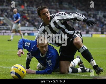 Laurent Robert (au centre) de Newcastle United lutte avec Tony Hibbert d'Everton lors du match Barclays Premiership au St Jamen' Park. Banque D'Images