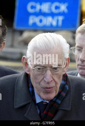 Ian Paisley des pourparlers sur le désarmement de l'IRA Banque D'Images