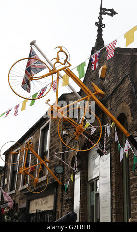 Préparation du tour de France.Holmfirth est décoré de vélos jaunes dans le cadre de la route sur la phase 2 du Tour de France. Banque D'Images