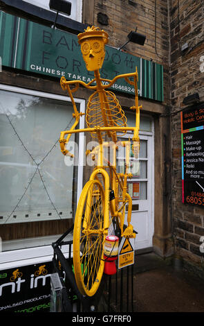 Holmfirth est décoré de vélos jaunes dans le cadre de la route sur la phase 2 du Tour de France. Banque D'Images