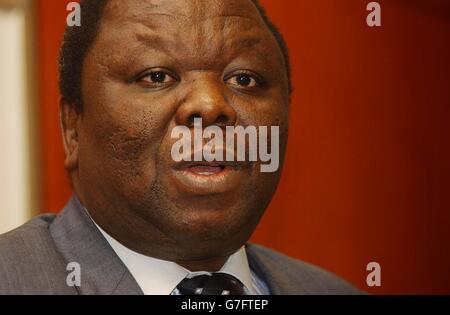 Morgan Tsvangirai, le dirigeant de l'opposition zimbabwéenne, s'est exprimé lors d'une conférence de presse à Londres où il a exhorté le gouvernement britannique à exercer des pressions sur le président Robert Mugabe pour garantir des élections « libres et équitables » l'année prochaine. L'ancien dirigeant syndical, âgé de 52 ans, a également condamné la tournée de cricket en Angleterre dans le pays africain, mais a déclaré qu'il n'avait pas reproché aux joueurs qui se trouvaient dans une « position impossible ». Banque D'Images