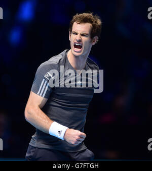 Andy Murray, de la Grande-Bretagne, célèbre sa victoire sur Milos Raonic du Canada lors des finales du Barclays ATP World Tour à l'O2 Arena, Londres. APPUYEZ SUR ASSOCIATION photo. Date de la photo: Mardi 11 novembre 2014. Voir PA Story TENNIS Londres. Le crédit photo doit indiquer Adam Davy/PA Wire. Banque D'Images