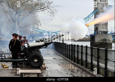 Les membres de l'honorable Artillerie Company (HAC) rendent un hommage royal de 62 armes à feu à la Tour de Londres, pour souligner le 66e anniversaire du Prince Charles. Banque D'Images