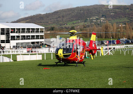 Courses hippiques - The Open - Day One - Cheltenham Racecourse. Exposition Air Ambulance à l'hippodrome de Cheltenham Banque D'Images