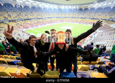 Les fans d'Irlande du Nord posent pour une photo avant le coup d'envoi lors du qualificatif de l'UEFA Euro 2016 à l'Arena Nationala, Bucarest. Banque D'Images