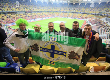 Les fans d'Irlande du Nord posent pour une photo avant le coup d'envoi lors du qualificatif de l'UEFA Euro 2016 à l'Arena Nationala, Bucarest. Banque D'Images