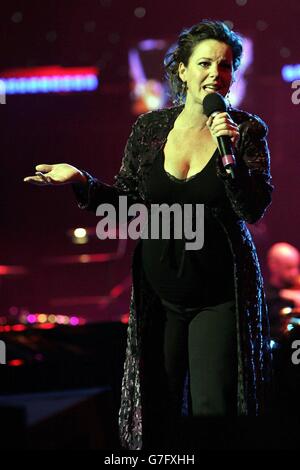 Ruthie Henshal joue en direct sur scène lors d'un concert de charité en faveur du Haut Commissariat des Nations Unies pour les réfugiés (HCR), au Royal Albert Hall, dans le centre de Londres. Banque D'Images