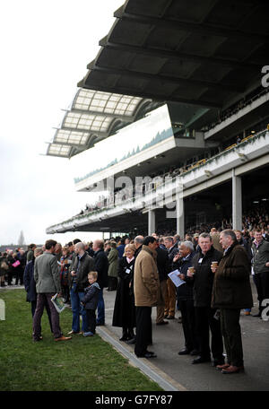 Courses hippiques - The Open - deuxième jour - Hippodrome de Cheltenham.Vue générale des pilotes devant la tribune Banque D'Images