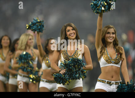 Gridiron - NFL International Series 2014 - Dallas Cowboys et Jacksonville Jaguars - Wembley Stadium.Les cheerleaders des Jacksonville Jaguars jouent sur le terrain pendant une pause Banque D'Images