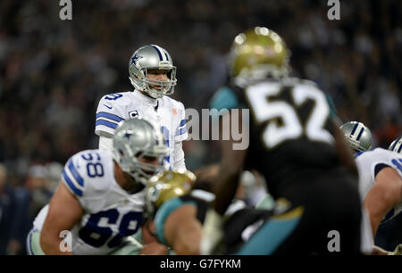 Tony Romo (à gauche), le quarterback des Dallas Cowboys, regarde avant A. lecture Banque D'Images