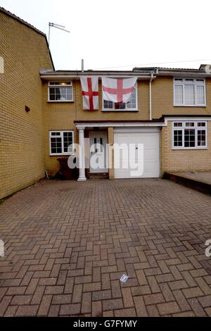 La maison de Dan Ware, drapé dans deux drapeaux rouges et blancs de la Croix de St George à Rochester, qui a été photographié dans le tweet controversé d'EmilyThornberry qui l'a fait démissionner de son poste de procureur général fantôme dans le cabinet fantôme d'Ed Miliband. Banque D'Images