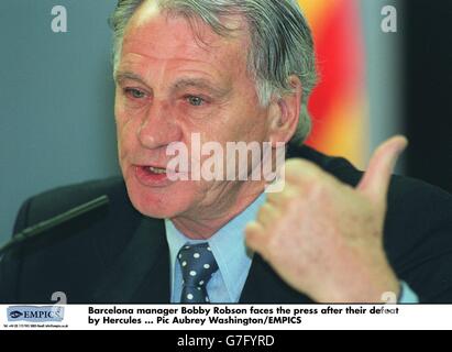 Soccer espagnol - Barcelone / Hercules.Bobby Robson, le gérant de Barcelone, fait face à la presse après leur défaite par Hercules Banque D'Images